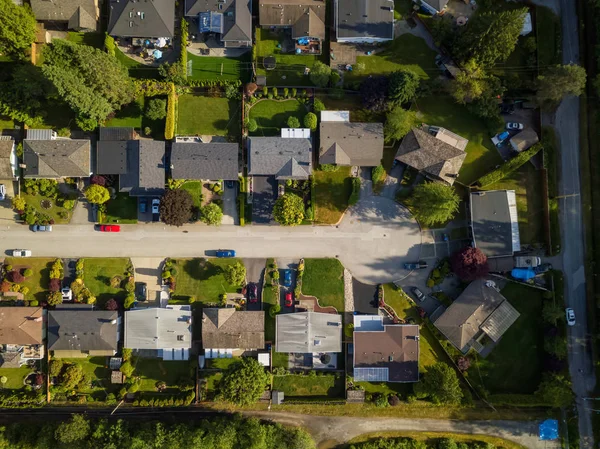 Vista Aérea Casas Residenciais Uma Cidade Moderna Durante Dia Ensolarado — Fotografia de Stock