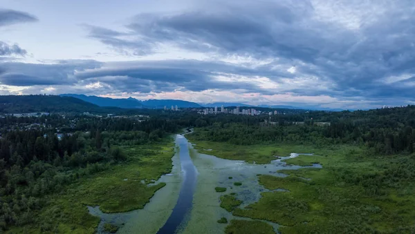 Letecký Panoramatický Pohled Burnaby Jezero Během Dramatického Zataženo Letní Západ — Stock fotografie