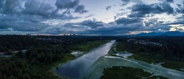 在戏剧性多云的夏季日落中 可以欣赏到伯纳比湖的空中全景 在加拿大不列颠哥伦比亚省温哥华拍摄 — 图库照片