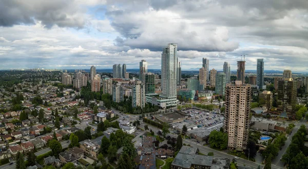 Luftaufnahme Von Wohnhäusern Einer Modernen Stadt Während Eines Pulsierenden Bewölkten — Stockfoto