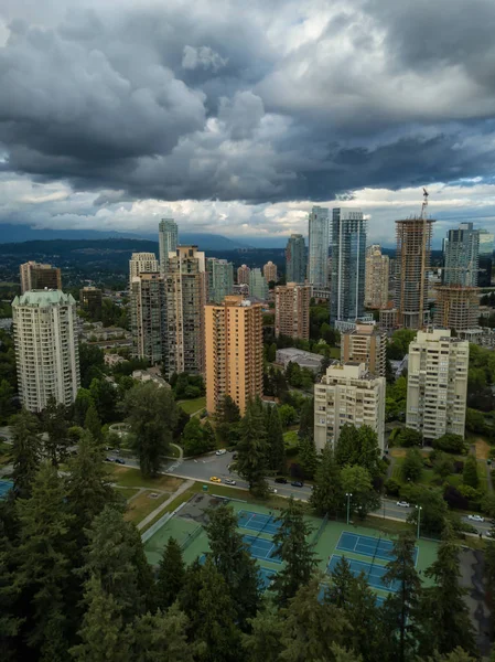 Vista Aérea Casas Residenciales Una Ciudad Moderna Durante Vibrante Día —  Fotos de Stock