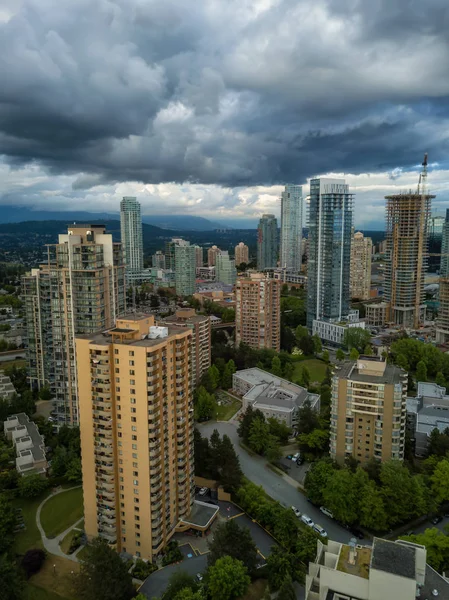 Vista Aérea Casas Residenciales Una Ciudad Moderna Durante Vibrante Día —  Fotos de Stock