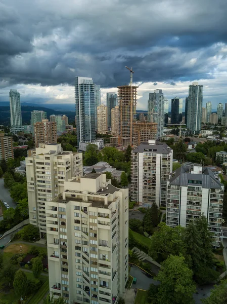 鮮やかな夏の曇りの日の間に現代の都市住宅の空撮 バーナビー バンクーバー カナダでの撮影 — ストック写真