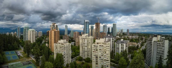 鮮やかな夏の曇りの日の間に現代の都市住宅の空中パノラマ ビュー バーナビー バンクーバー カナダでの撮影 — ストック写真