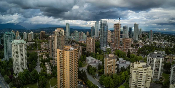 Luftaufnahme Von Wohnhäusern Einer Modernen Stadt Während Eines Pulsierenden Bewölkten — Stockfoto