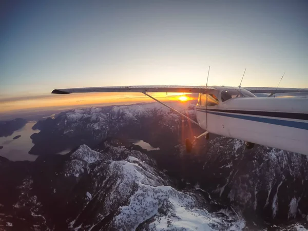 Kleines Flugzeug Das Der Nähe Der Felsigen Kanadischen Berge Während — Stockfoto