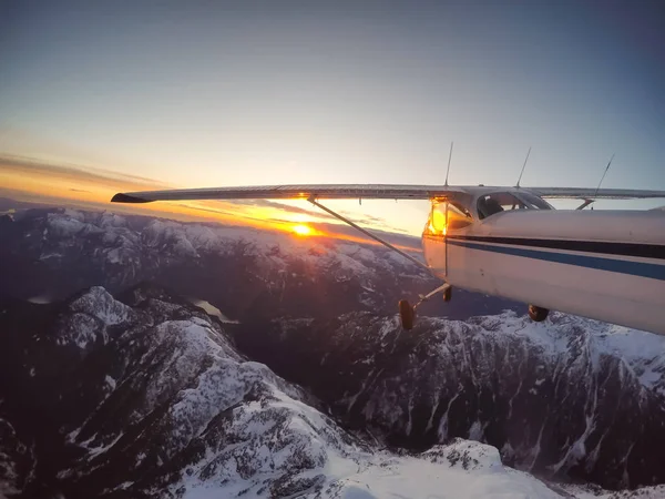 Pequeno Avião Voando Perto Das Montanhas Rochosas Candian Durante Pôr — Fotografia de Stock