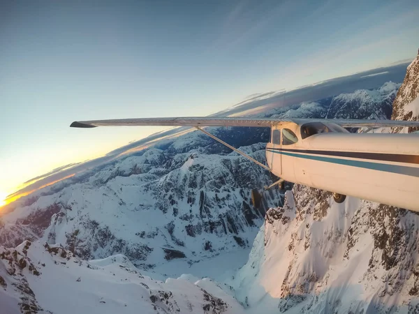 Pequeno Avião Voando Perto Das Montanhas Rochosas Candian Durante Pôr — Fotografia de Stock