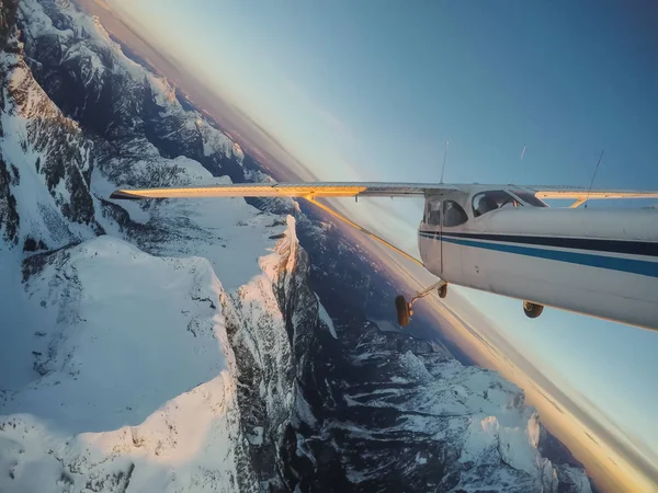 Rocky Candian Dağları Yakınında Canlı Bir Gün Batımı Sırasında Uçan — Stok fotoğraf