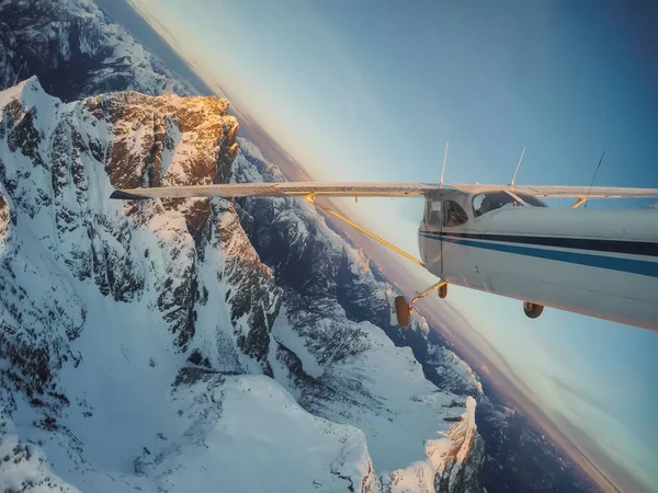 Petit Avion Volant Près Des Montagnes Candiennes Rocheuses Lors Coucher — Photo