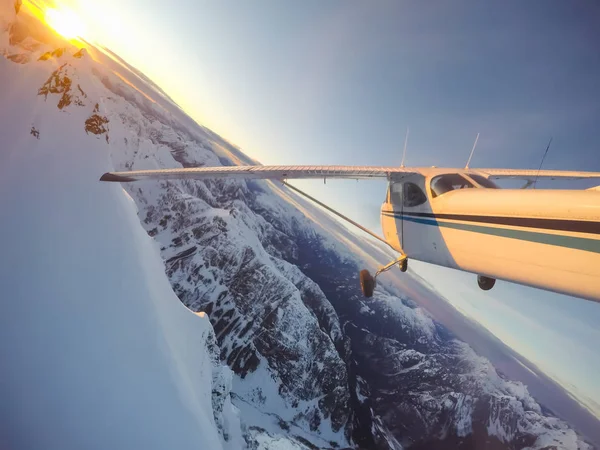 Kleines Flugzeug Das Der Nähe Der Felsigen Kanadischen Berge Während — Stockfoto