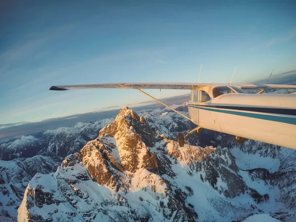 Rocky Candian Dağları Yakınında Canlı Bir Gün Batımı Sırasında Uçan — Stok fotoğraf