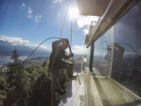 高上昇ロープ技術者は建物と力の洗浄の側に Hangining バーナビー バンクーバー カナダ 2018 — ストック写真