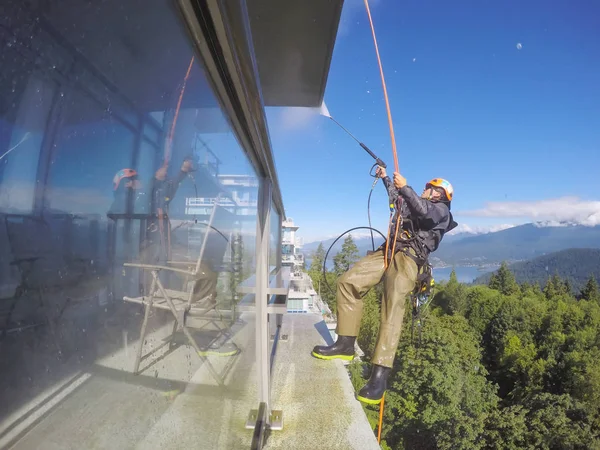 高上昇ロープ技術者は建物と力の洗浄の側に Hangining バーナビー バンクーバー カナダ 2018 — ストック写真