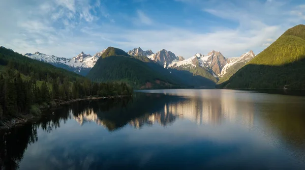 Letecký Pohled Malebné Jezero Kanadských Horách Během Živé Letní Svítání — Stock fotografie