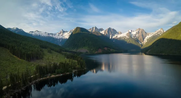 Εναέρια Άποψη Από Μια Γραφική Λίμνη Στο Καναδικό Τοπίο Βουνού — Φωτογραφία Αρχείου