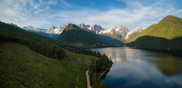 Letecký Pohled Malebné Jezero Kanadských Horách Během Živé Letní Svítání — Stock fotografie