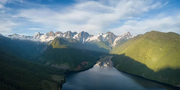 Vista Aérea Lago Pintoresco Paisaje Montañoso Canadiense Durante Vibrante Amanecer — Foto de Stock
