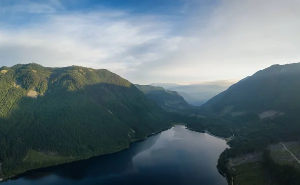 Luchtfoto Van Een Schilderachtige Lake Het Canadese Berglandschap Tijdens Een — Stockfoto