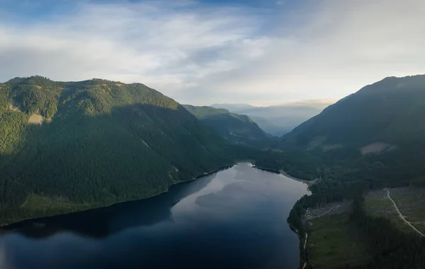 Veduta Aerea Lago Panoramico Nel Paesaggio Montano Canadese Durante Una — Foto Stock