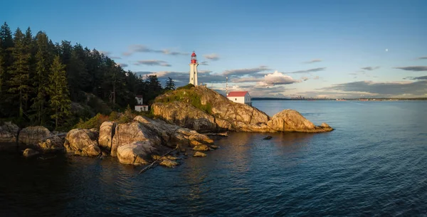 Vista Aérea Hermoso Paisaje Canadiense Durante Una Nublada Puesta Sol — Foto de Stock