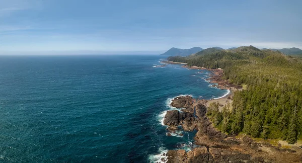 在充满活力的夏日中 在太平洋海岸欣赏美丽的空中海景 拍摄于加拿大不列颠哥伦比亚省北温哥华岛 — 图库照片