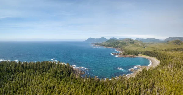 在充满活力的夏日中 在太平洋海岸欣赏美丽的空中海景 拍摄于加拿大不列颠哥伦比亚省北温哥华岛 — 图库照片