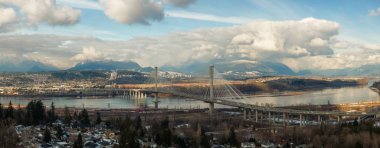 Güneşli bir kış gününde Fraser Nehri'ni geçen Port Mann'ın panoramik manzarası. Alınan Surrey, Vancouver, Britanya Kolombiyası, Kanada.