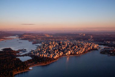 Güneşli bir kış gün batımı sırasında modern bir Downtown City havadan görünümü. Vancouver, British Columbia, Kanada'da çekilmiş.
