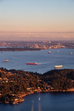 Canlı bir gün batımı sırasında Arka Planda Downtown City ile Horseshoe Bay havadan görünümü. Batı Vancouver, British Columbia, Kanada'da çekilmiş.