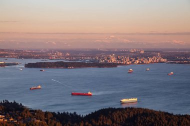 Canlı bir gün batımı sırasında Arka Planda Downtown City ile Horseshoe Bay havadan görünümü. Batı Vancouver, British Columbia, Kanada'da çekilmiş.