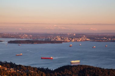 Canlı bir gün batımı sırasında Arka Planda Downtown City ile Horseshoe Bay havadan görünümü. Batı Vancouver, British Columbia, Kanada'da çekilmiş.