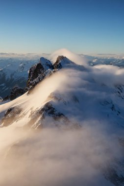 Canlı bir gün batımı sırasında Kanada Dağ Manzara, Tantalus Aralığı, havadan görünümü. Squamish yakınlarında çekilmiş, Vancouver'ın kuzeyi, British Columbia, Kanada.