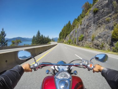 Güneşli bir yaz gününde motosiklete binmek. Squamish yakınlarındaki Sky Highway'e denizde götürüldü, Vancouver'ın kuzeyi, Bc, Kanada