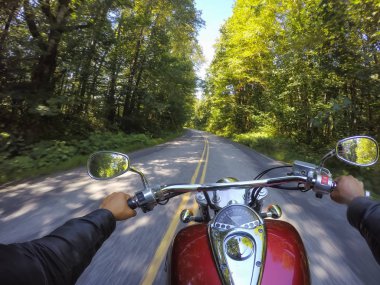 Güneşli bir yaz gününde motosiklete binmek. Squamish yakınlarında çekilmiş, Vancouver'ın kuzeyi, Bc, Kanada