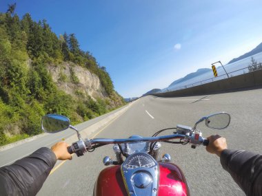 Güneşli bir yaz gününde motosiklete binmek. Squamish'te Sky Highway'e Denizde Götürüldü, Vancouver'ın kuzeyinde, Bc, Kanada