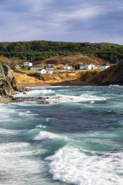 Fırtınalı ve rüzgarlı bir günde Atlantik Kıyısında azgın bir okyanusun görünümü. Crow Head, North Twillingate Island, Newfoundland ve Labrador, Kanada'da çekilmiş.