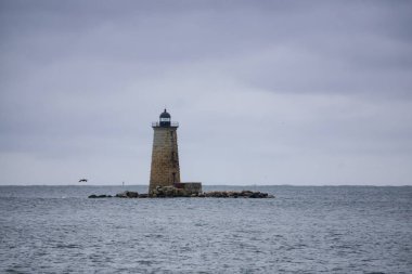 Atlantik Okyanusu Kıyısındaki Whaleback Deniz Feneri manzarası. Kittery, Maine, Amerika Birleşik Devletleri'nde çekildi.