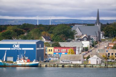 Kuzey Sidney, Nova Scotia, Kanada - 10 Ekim 2018: Bulutlu bir Sonbahar Günü sırasında Feribot Terminali yakınında şehrin görünümü.