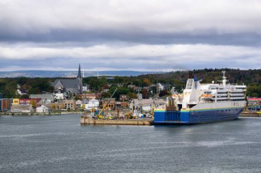 Kuzey Sidney, Nova Scotia, Kanada - 10 Ekim 2018: Bulutlu bir Sonbahar Günü sırasında Feribot Terminali yakınında şehrin görünümü.