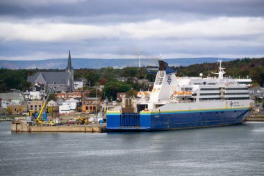 Kuzey Sidney, Nova Scotia, Kanada - 10 Ekim 2018: Bulutlu bir Sonbahar Günü sırasında Feribot Terminali yakınında şehrin görünümü.