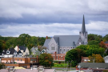 Bulutlu bir Sonbahar Günü sırasında Feribot Terminali yakınında şehrin görünümü. Kuzey Sidney, Nova Scotia, Kanada'da çekilmiş.
