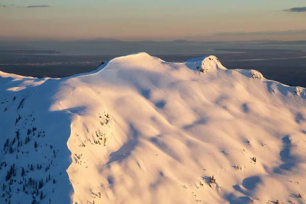 Vista Aérea Cima Cordilheira Coberta Neve Durante Pôr Sol Ensolarado — Fotografia de Stock