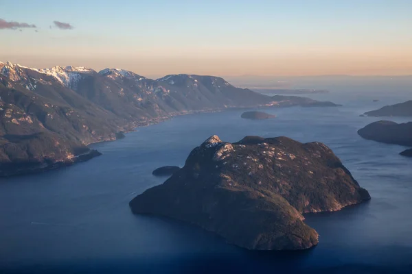 Vista Aérea Del Paisaje Montañoso Canadiense Durante Una Vibrante Puesta —  Fotos de Stock