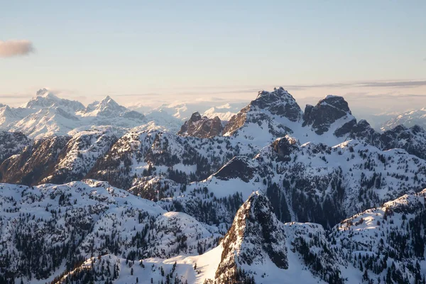 Luchtfoto Van Het Canadese Berglandschap Tijdens Een Levendige Zonsondergang Genomen — Stockfoto