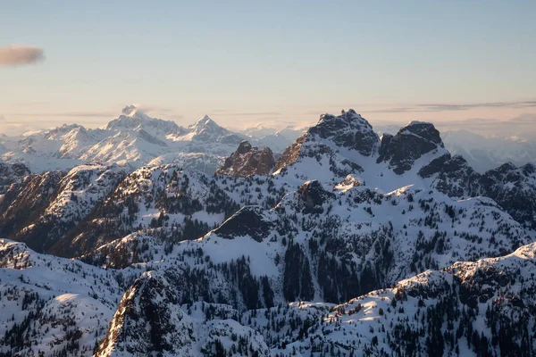 Légi Kilátás Kanadai Mountain Landscape Alatt Élénk Naplemente Taken Közelében — Stock Fotó
