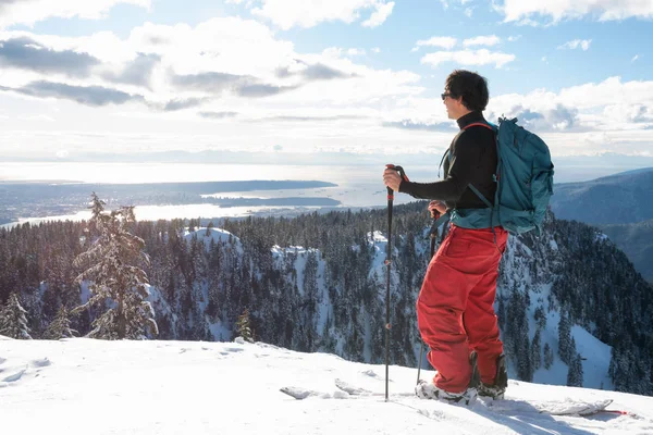 Der Abenteuerlustige Mann Fährt Einem Sonnigen Wintertag Backcountry Ski Auf — Stockfoto