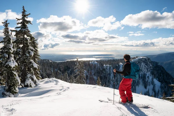 Der Abenteuerlustige Mann Fährt Einem Sonnigen Wintertag Backcountry Ski Auf — Stockfoto