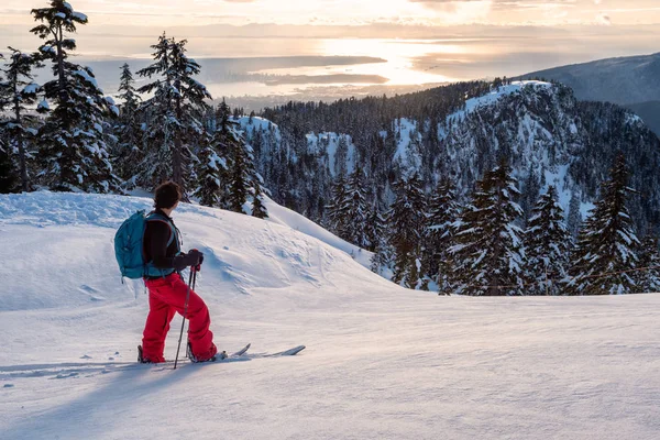 Kalandos Ember Backcountry Síelés Mount Seymour Egy Napsütéses Téli Naplemente — Stock Fotó