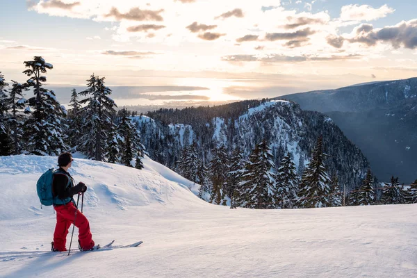 Der Abenteuerlustige Mann Fährt Einem Sonnigen Wintertag Backcountry Ski Auf — Stockfoto